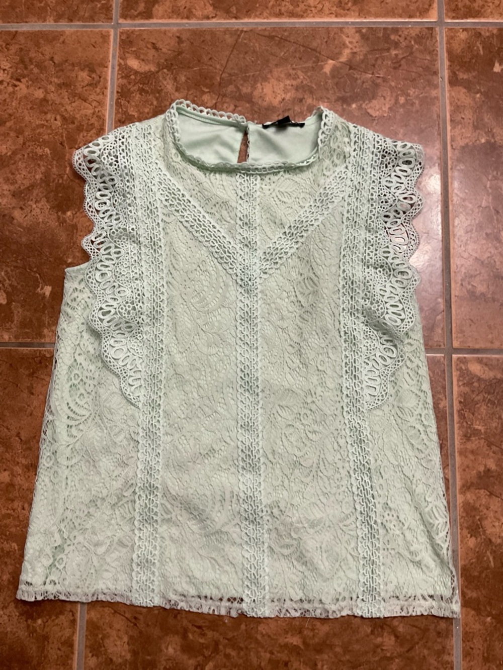 Cable & Gauge  Sleeveless Scallop Lace Top in Mint - Picture 2 of 6